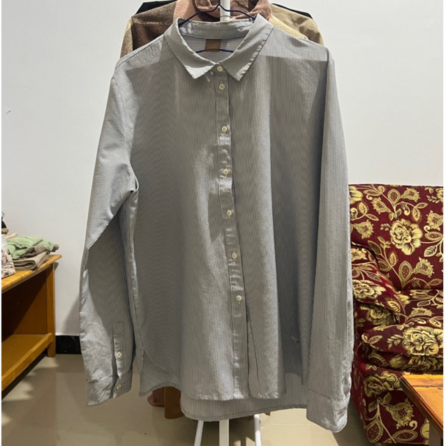 kemeja salur-salur kecil biru