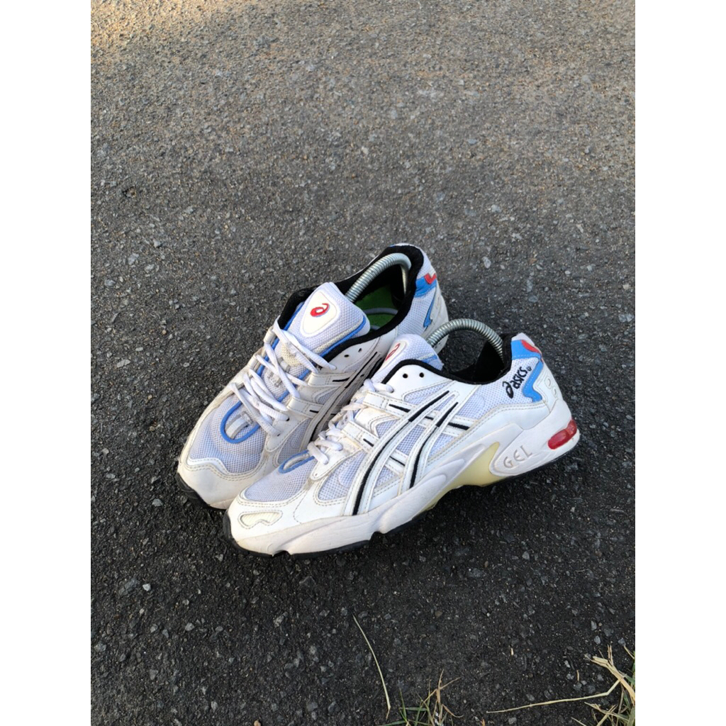 sepatu bekas asics