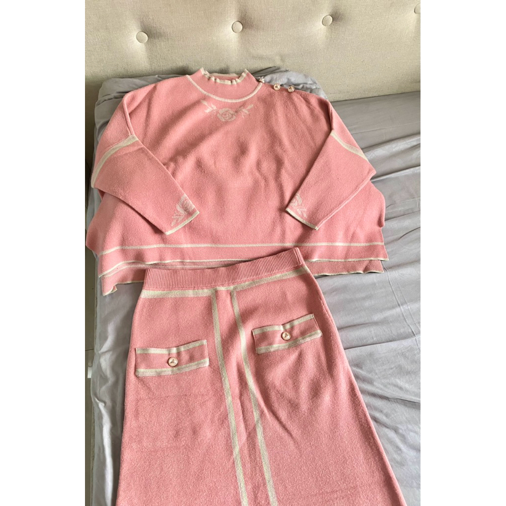 Preloved Ayu Dyah Andari Chester knit set warna Peach