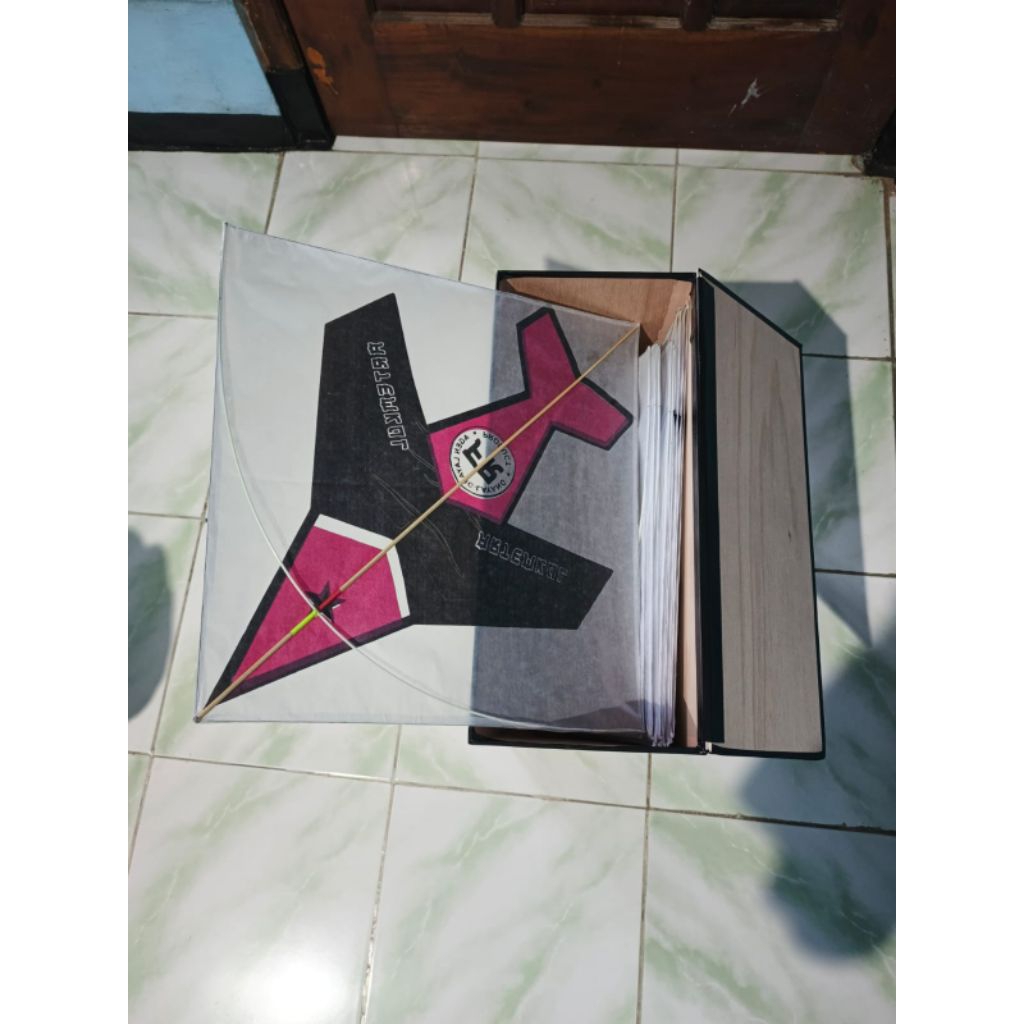 box layangan bahan multiplek atau triplek tebal triplek 3 mili ukuran panjang 40cm, lebar 16cm, ting
