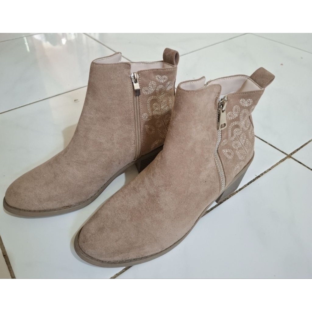 Sepatu boot wanita trendy kekinian