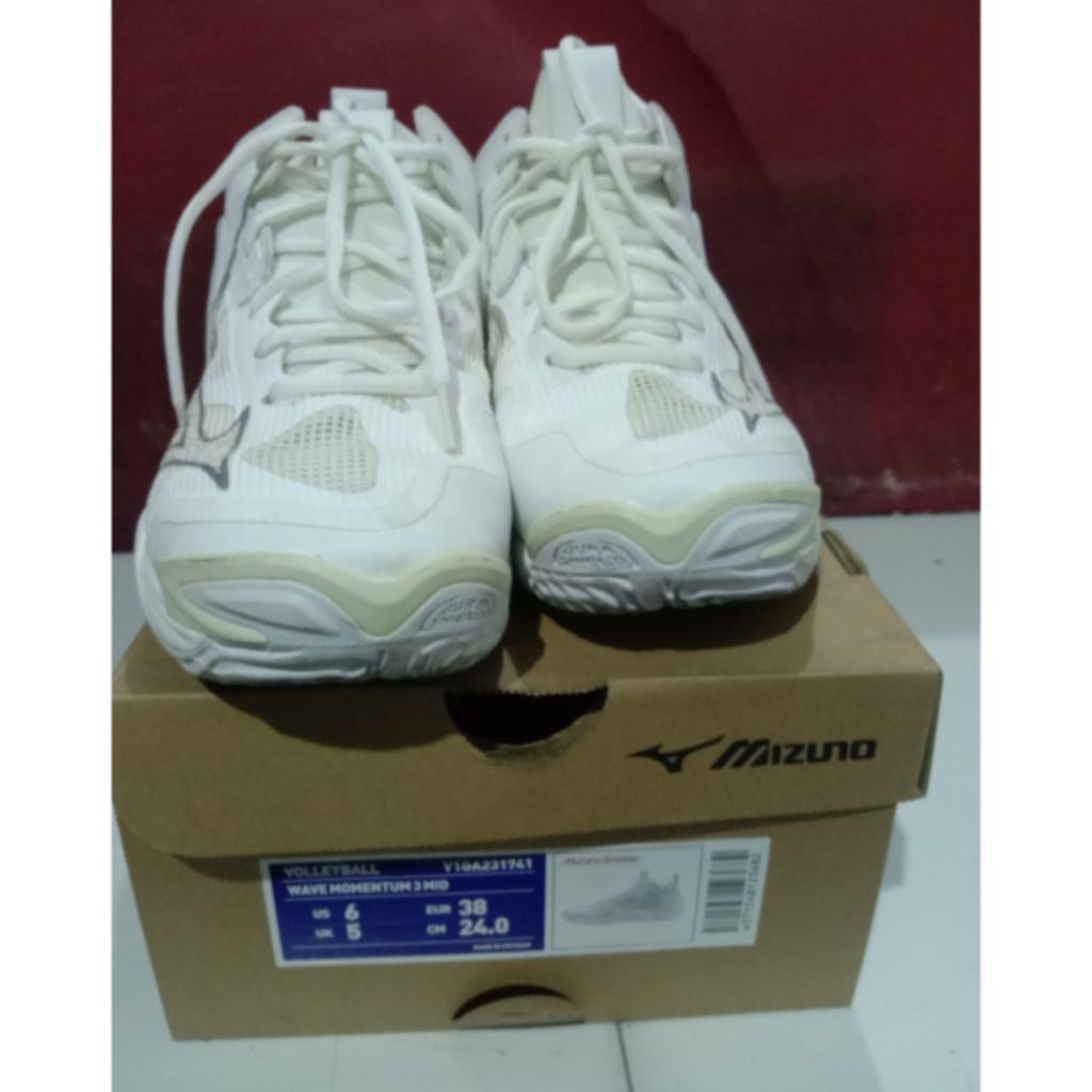 SEPATU VOLI MIZUNO WAVE MOMENTUM 3 MID  putih