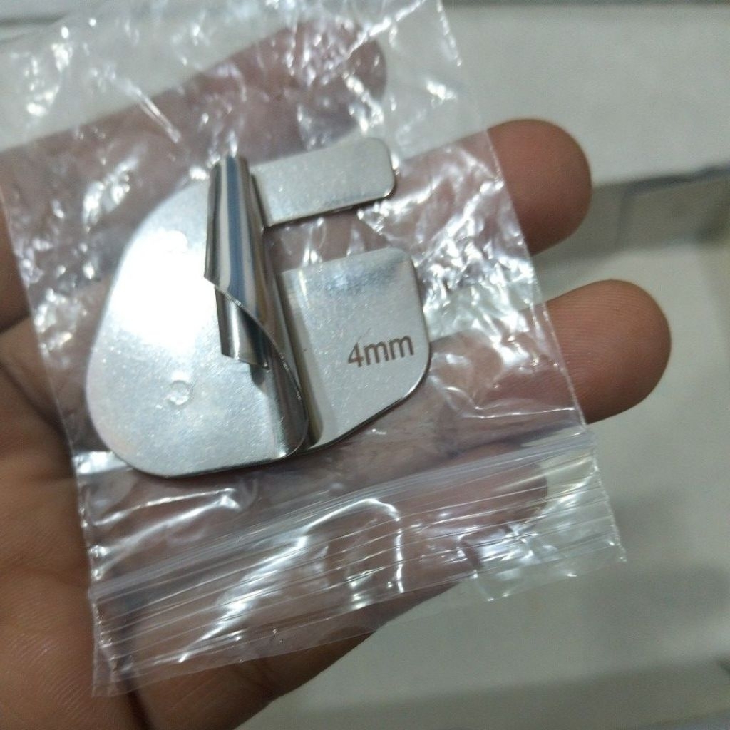 Corong kelim mesin jahit