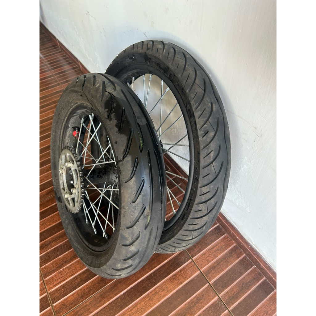 Ban semi trail 14/16 second 2 bln pemakaian lengkap 1 set