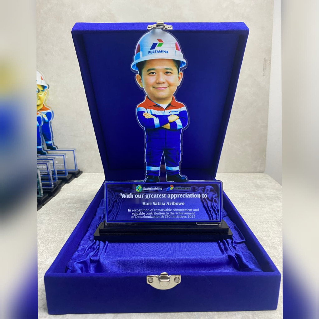 Karikatur Akrilik Free Design, Plakat Karikatur Pertamina 1 Wajah Free Box Bludru (Bergaransi)