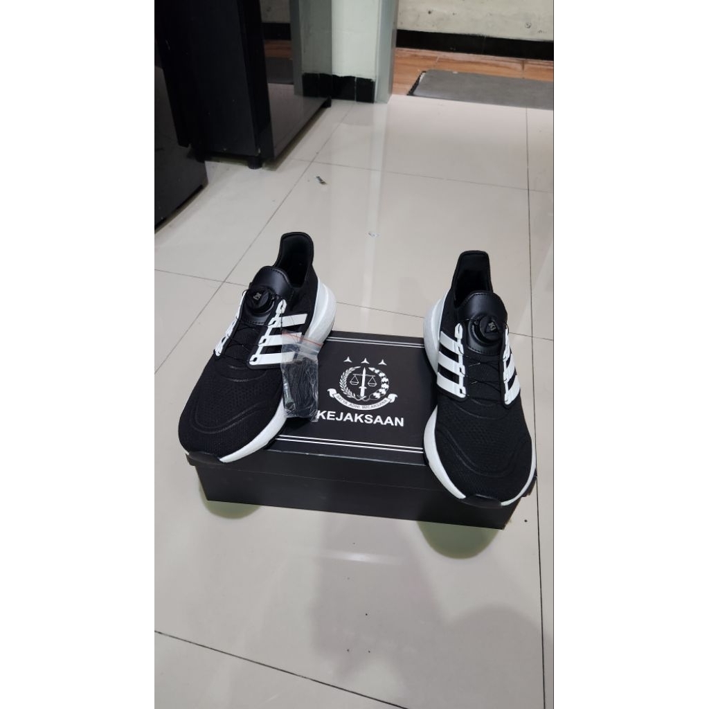 Sepatu olahraga Kejaksaan