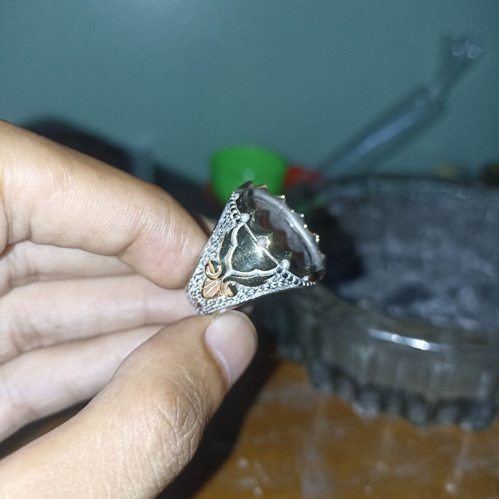 CINCIN/EMBAN BATU PIRUS PERSIA DAN HUBEI MODEL UKIR BERGIGI KHARISMATIK BANGET BAHAN KUNINGAN SARI S