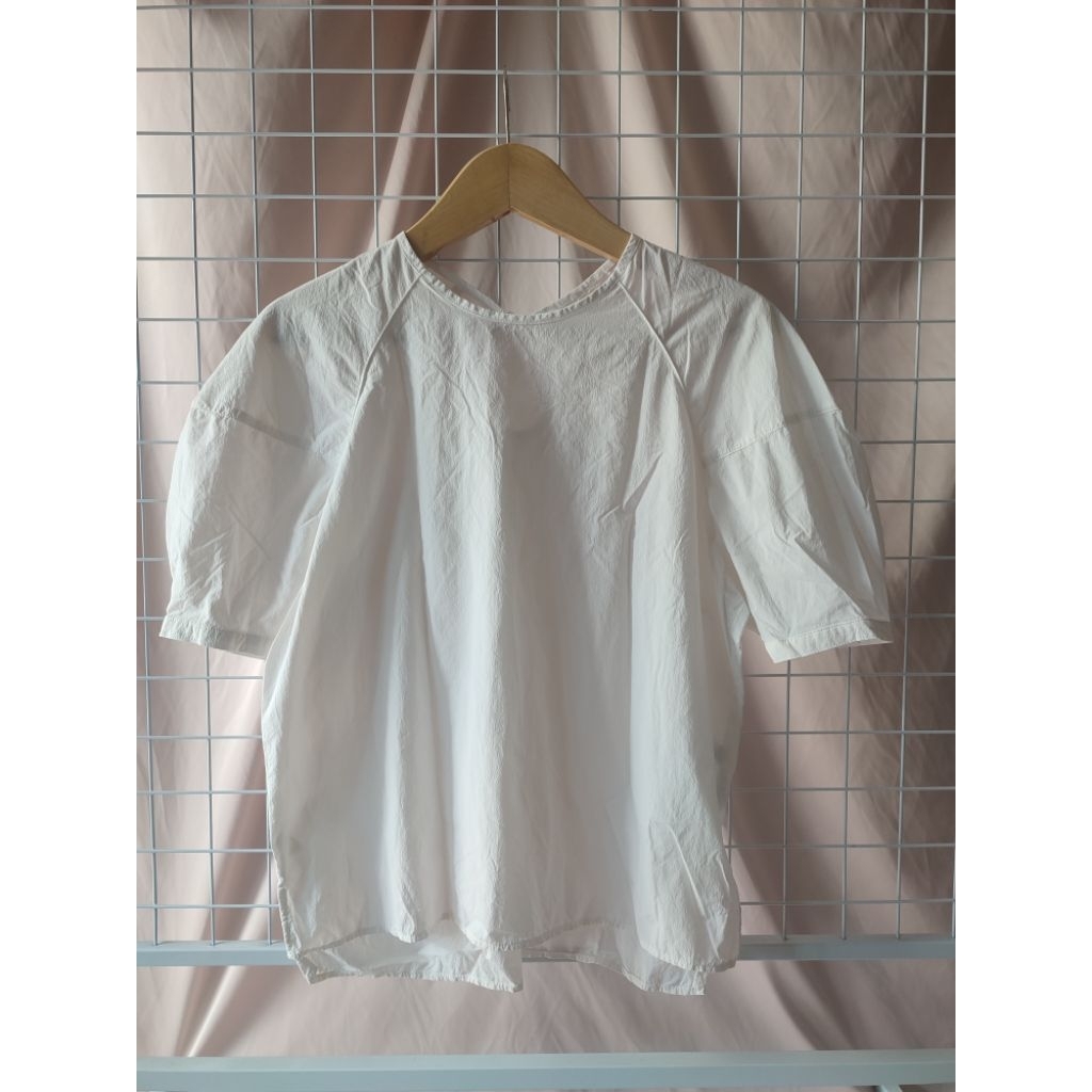 Blouse putih lengan balon