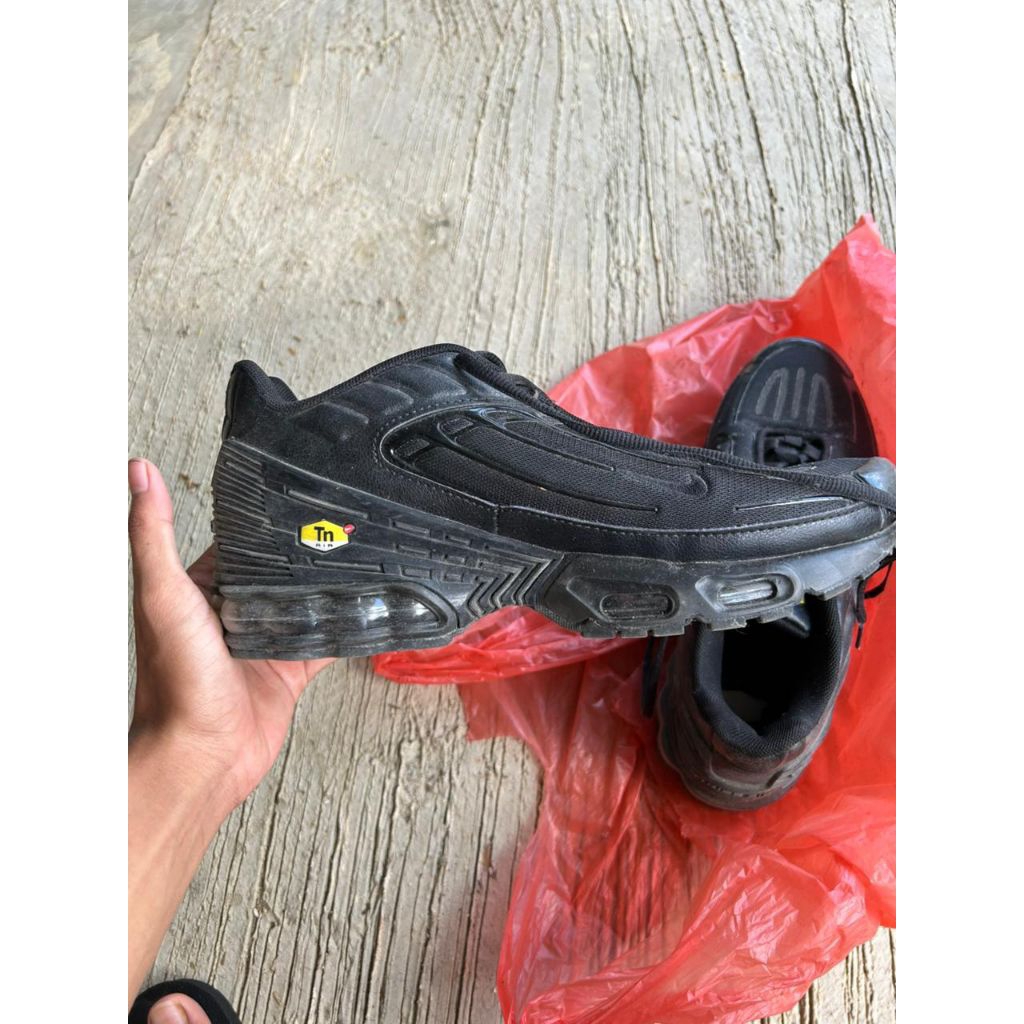 SEPATU NIKE AIR MAX TN PLUS TRIPLE BLACK