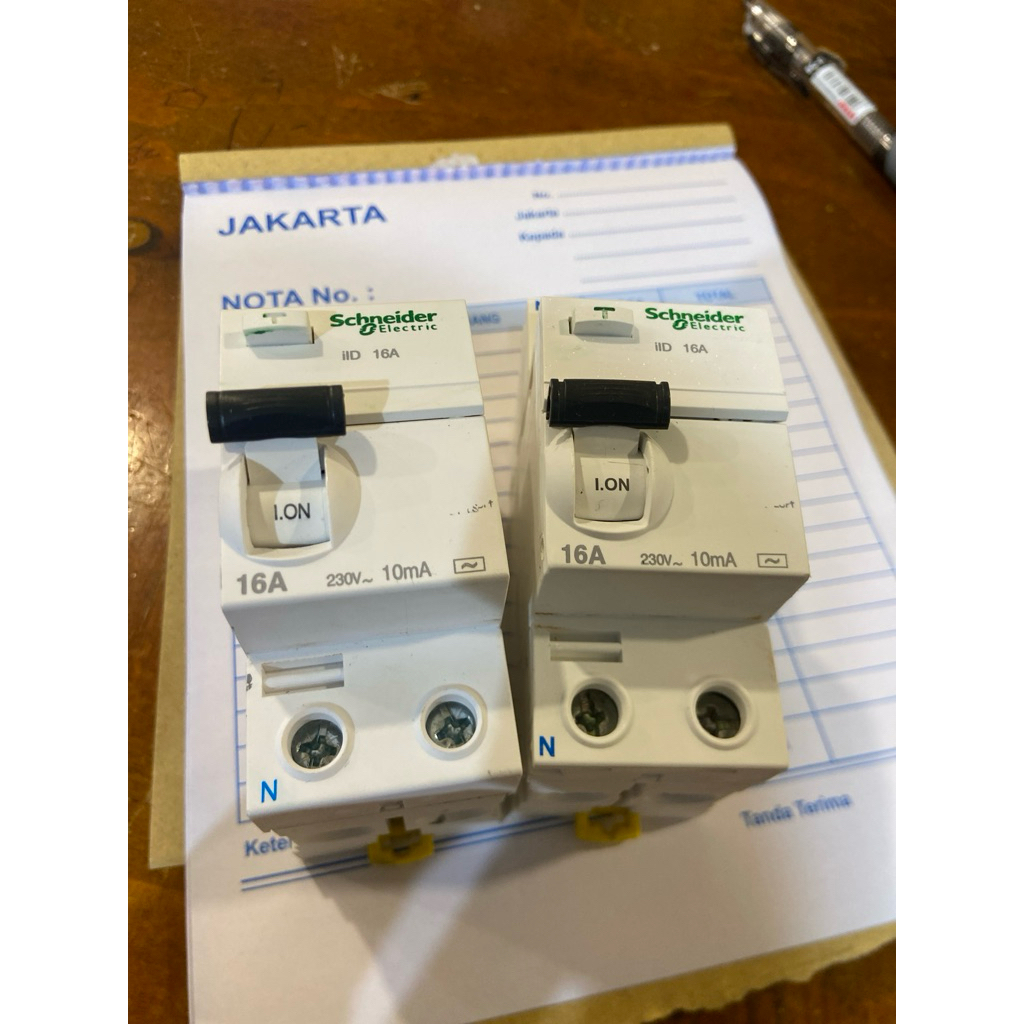 RCCB IID SCHNEIDER 2P 16A 10mA A9R10216