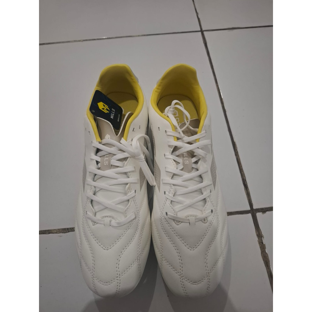 SEPATU BOLA MILLS SIZE 45