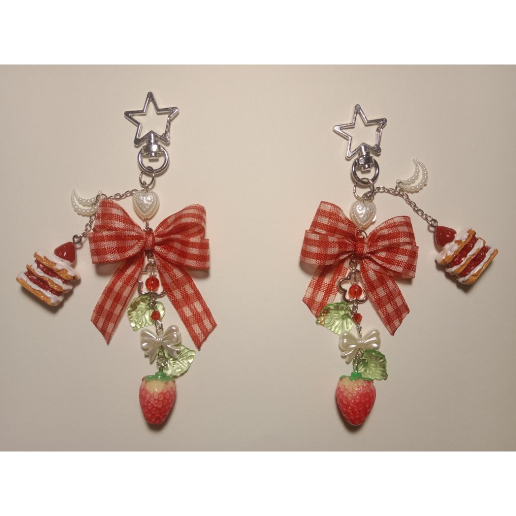 (Handmade)Keychain Strawberry/Strawberry Ribbon Charm/Strawberry Shortcake Lace Keychain