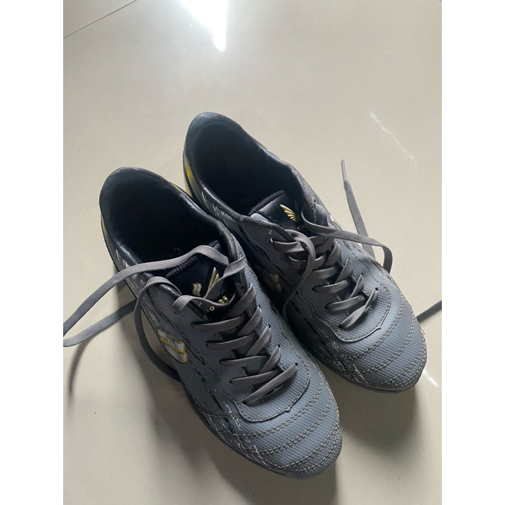 Preloved sepatu futsal anak warna abu/Preloved Sepatu/Sepatu cowo/Sepatu futsal