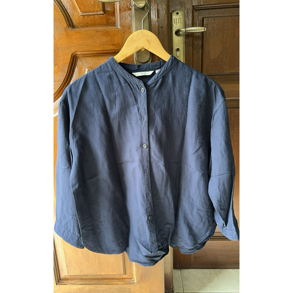 Kemeja biru dongker wanita