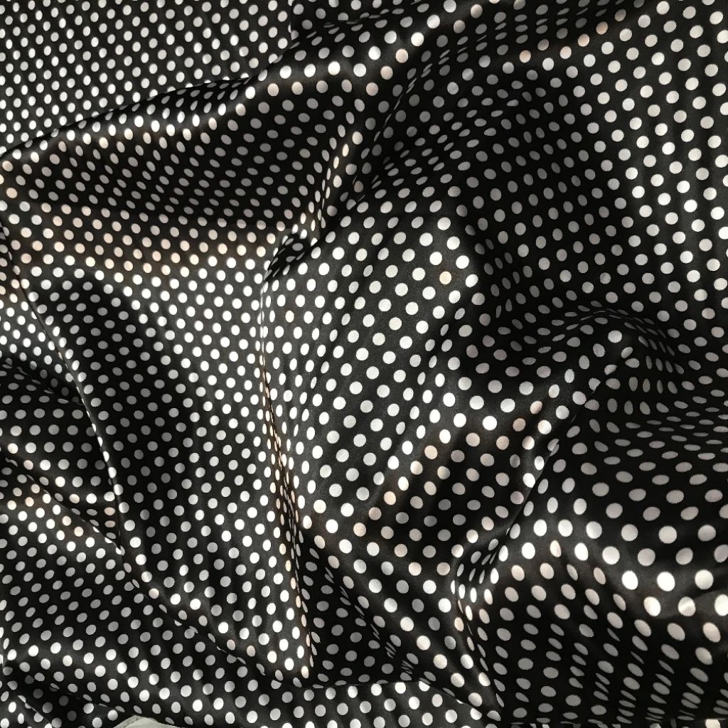 kain satin motif ~ kain satin motif polkadot hitam putih ~ kain silk motif polkadot rw002
