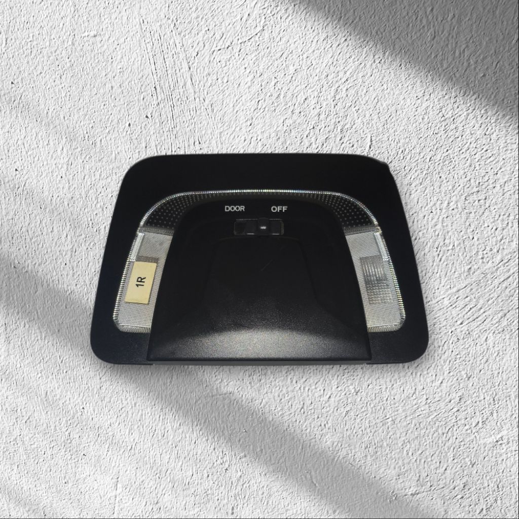 Lampu plafon Toyota Innova Zenix.