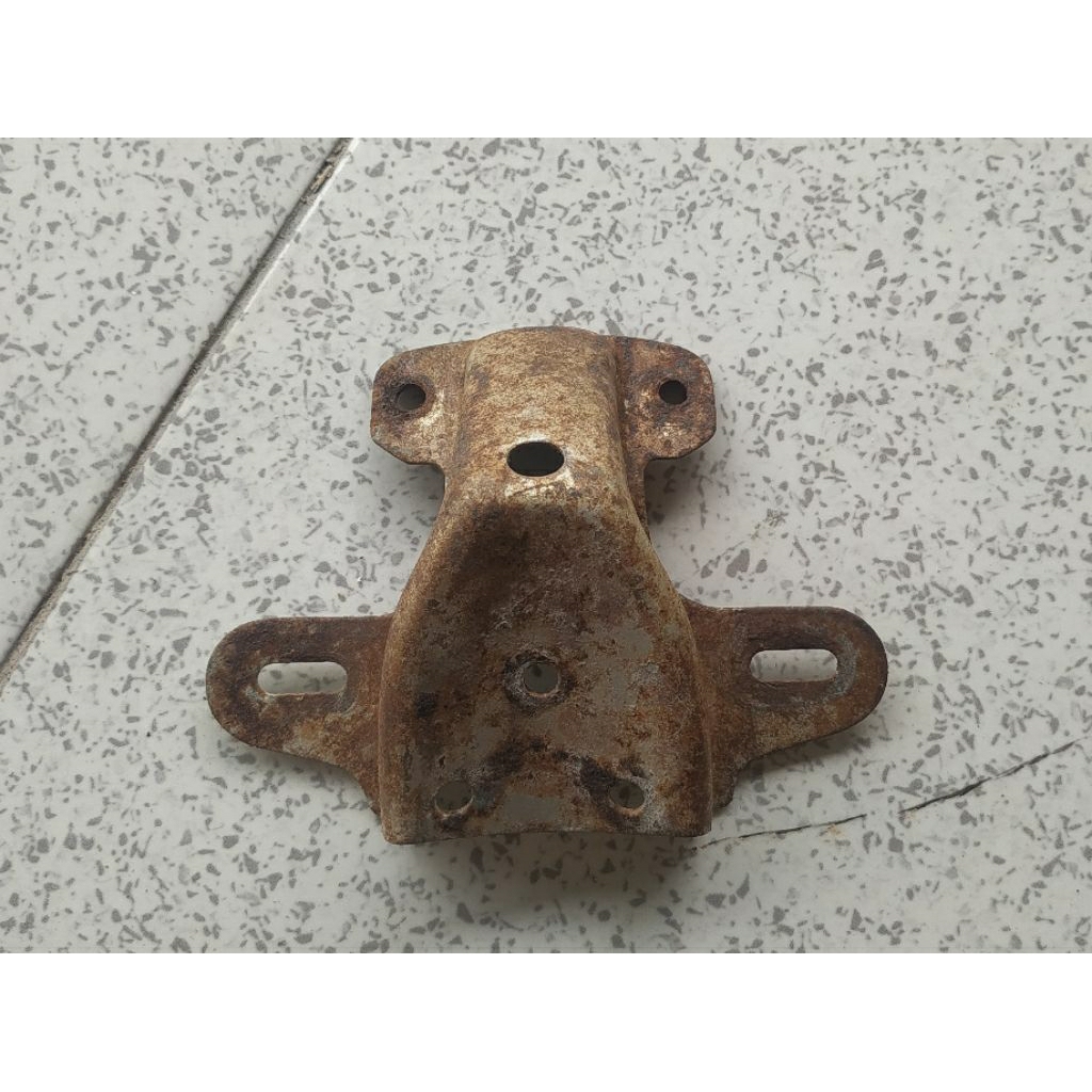 Dudukan lampu belakang yamaha L2G  / V75