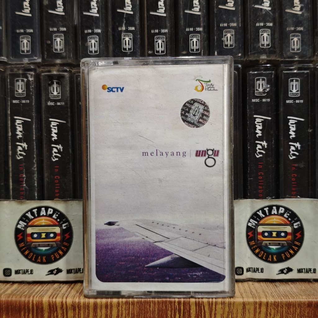 Kaset - Ungu - Melayang - Radio Tape - Kaset Pita - Radio - Pemutar Kaset - Retro - Classic - Casset