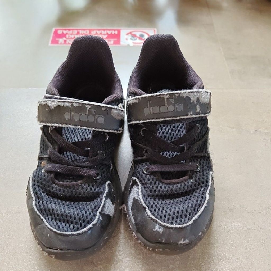 sepatu hitam sekolah anak diadora