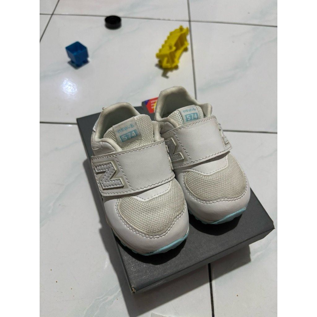 sepatu baby nb 574