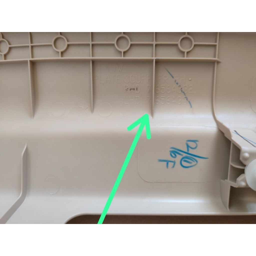 sill plate / jepit karpet pintu depan kanan xpander