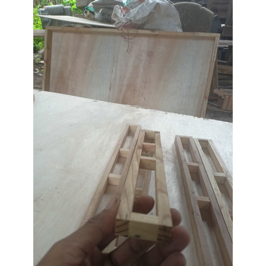 Sasis Miniatur Truk ukuran 30cmx3cm bahan kayu jati belanda