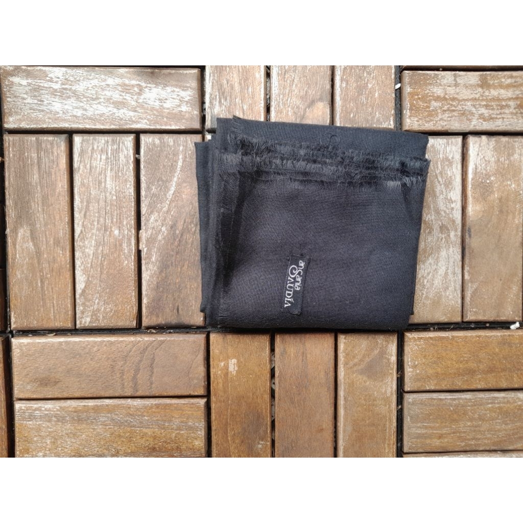 Preloved Hijab Segi empat Ansania saudia warna hitam uk 100x100cm, Ada rumbai di tepian kerudung