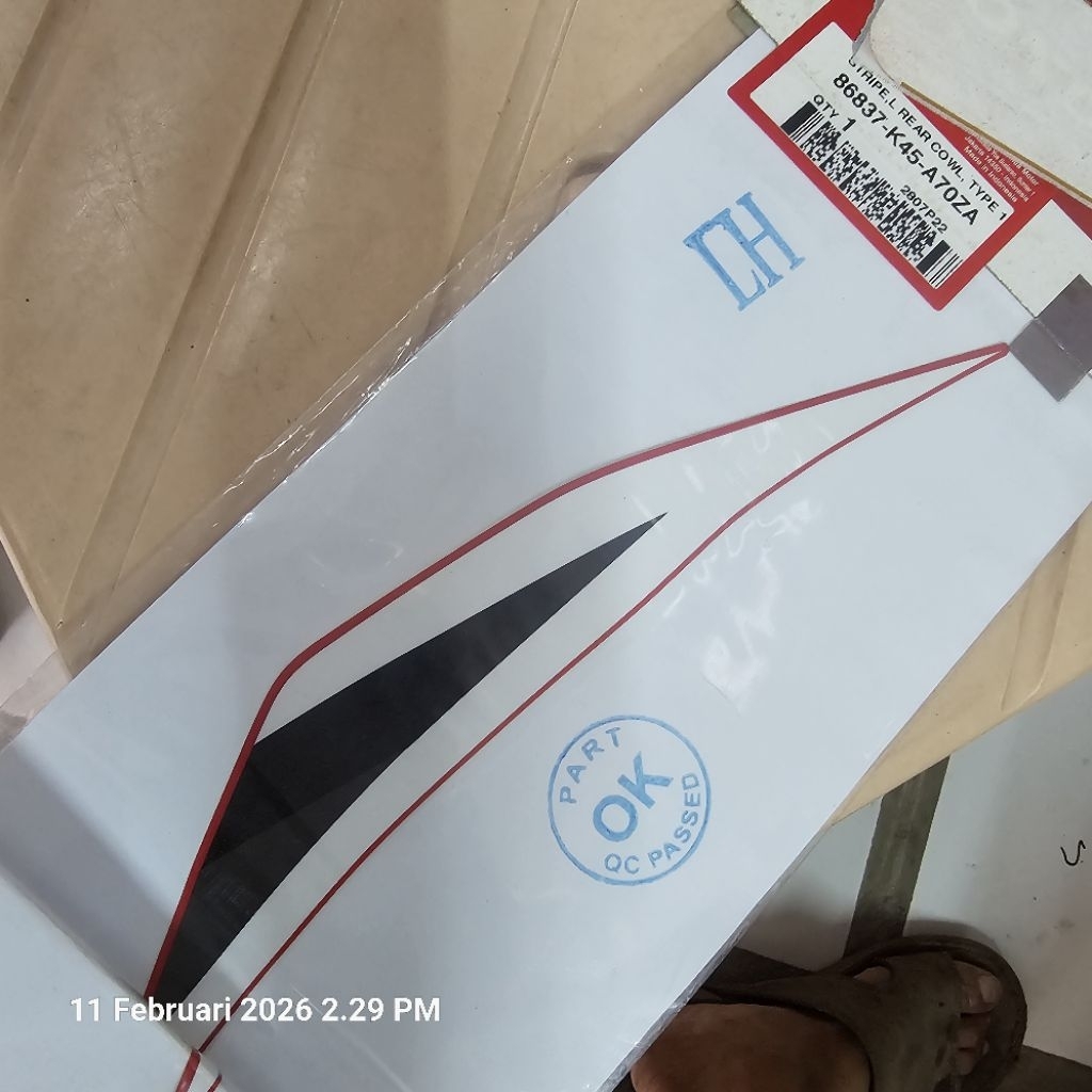 Stripe rear cowling type 1 honda CBR 150R 2021 kiri. 86837-K45-A70ZA