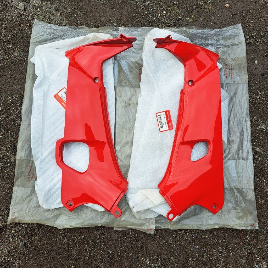 Sayap dalam legshield dalam kanan kiri honda supra x lama supra xx,fit,v merah COVER,R/L M PIPE(MRD)