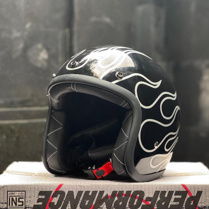 Helm Vespa Retro Motif Api + Pet