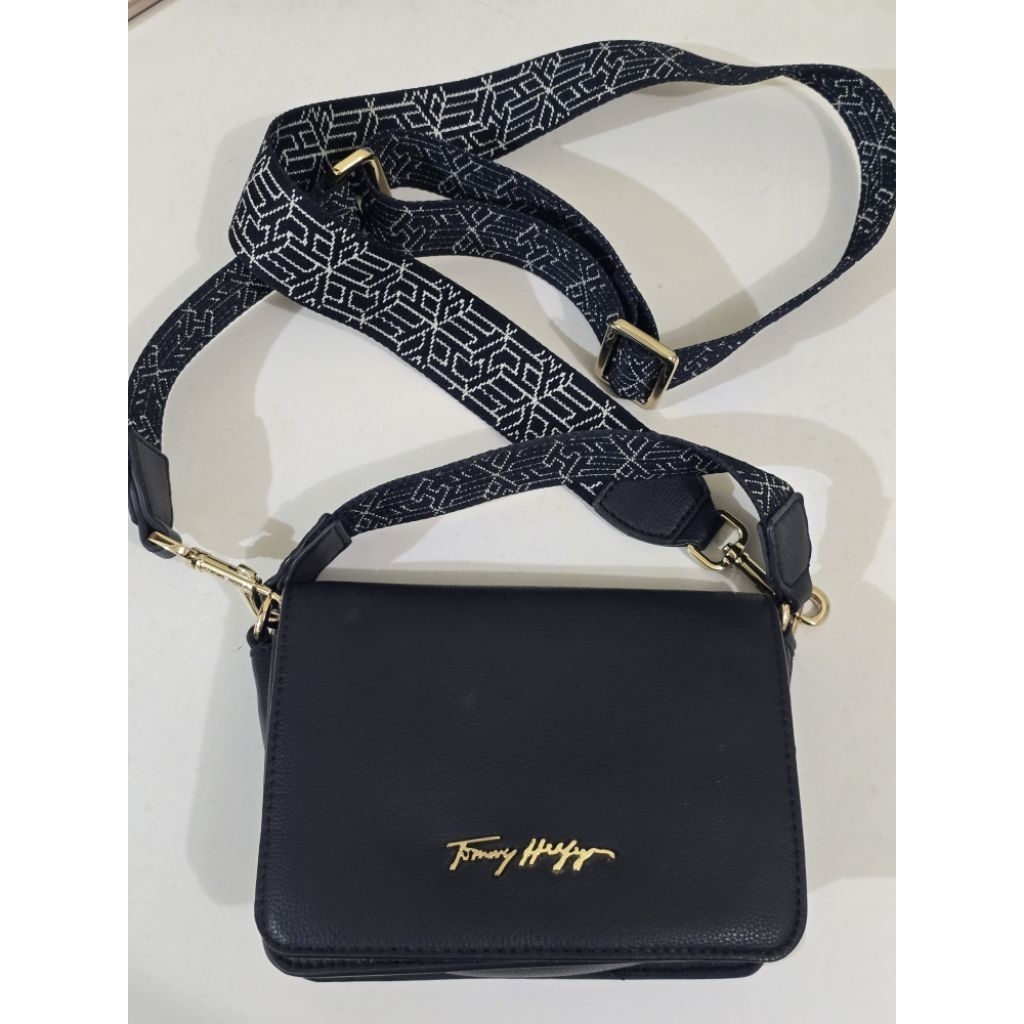 Preloved Tas Selempang Wanita Tommy Hilfiger