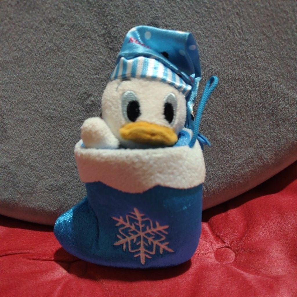 boneka pin dan gantungan kunci keponakan donal duck kaos kaki ori