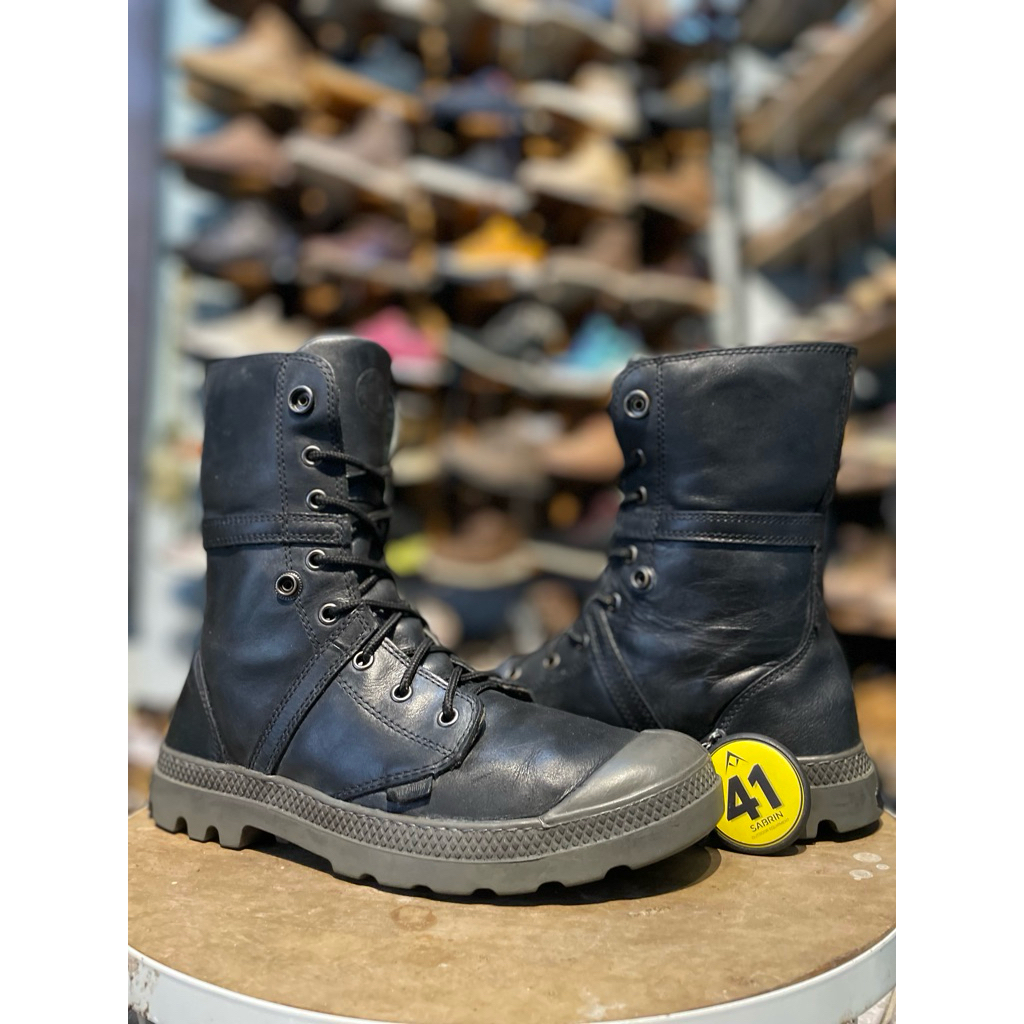 Sepatu  boot boots  - size 41  ,5  palladium