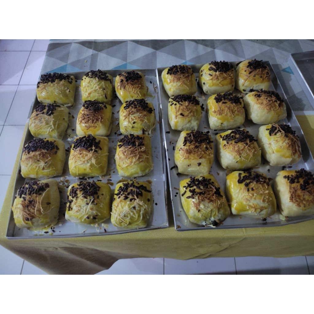 Kue  Bolen pisang coklat keju dan tape