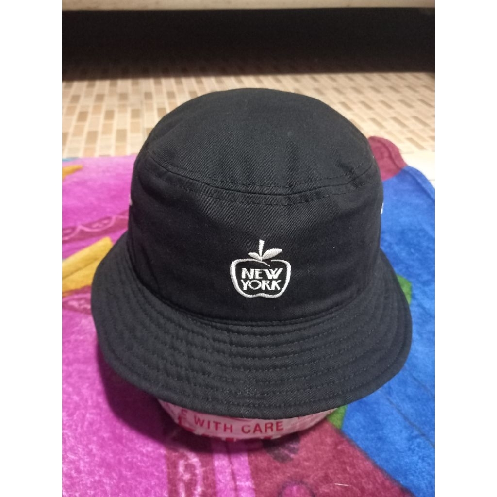 Preloved Bucket NEW YORK BEAMS HEART Casual
