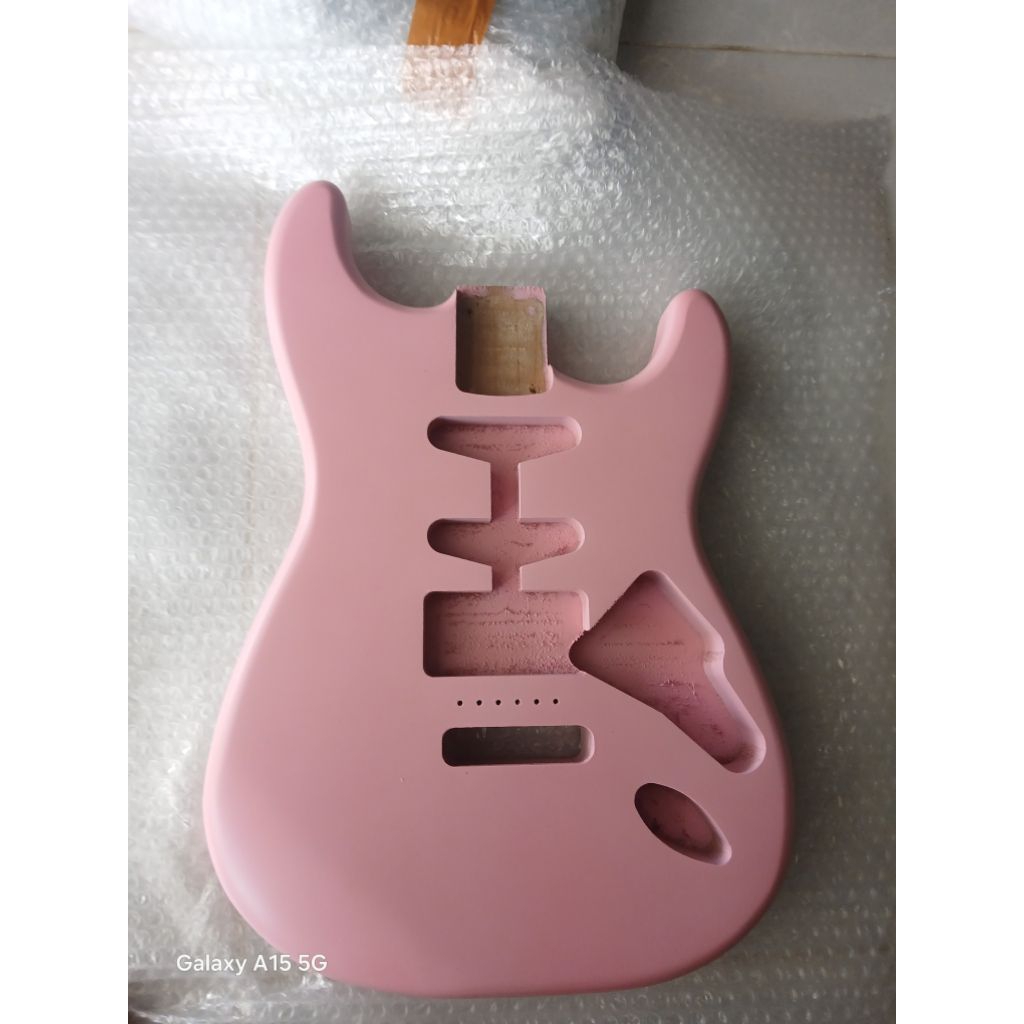 body gitar elektrik stratocaster