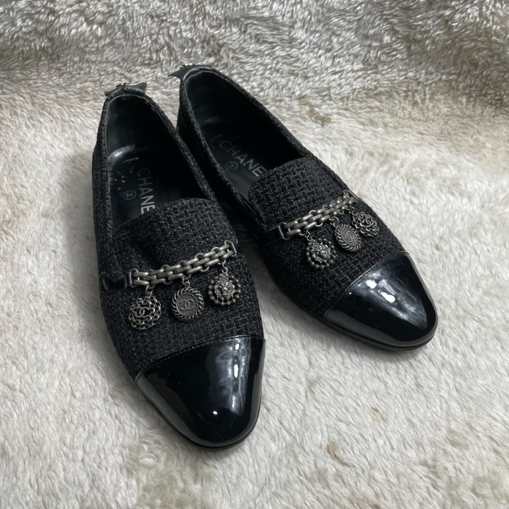 Shoes / Sepatu for women  CH4N3L leather warna hitam size 36