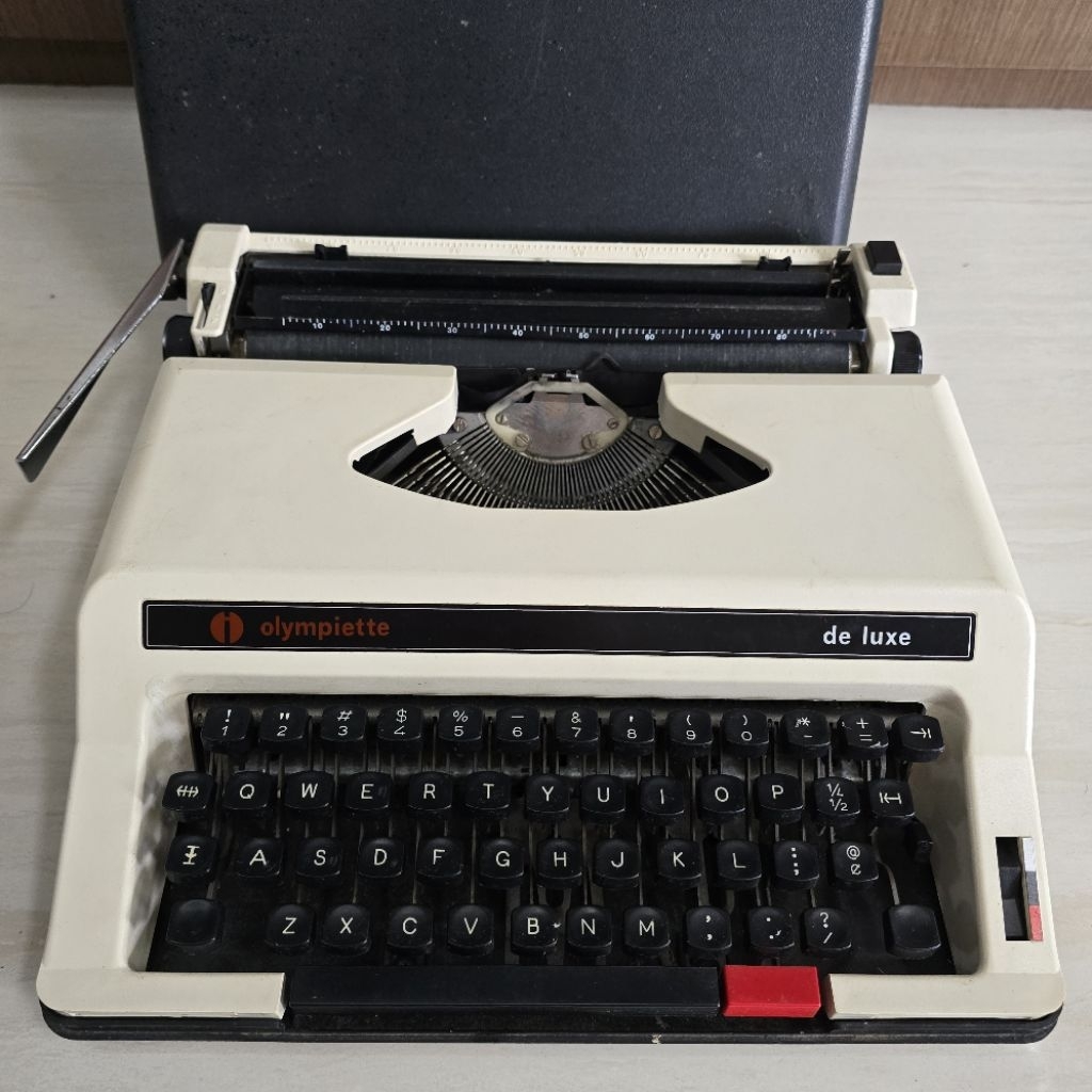 [BEKAS] MESIN TIK MANUAL merk Olympiette de luxe