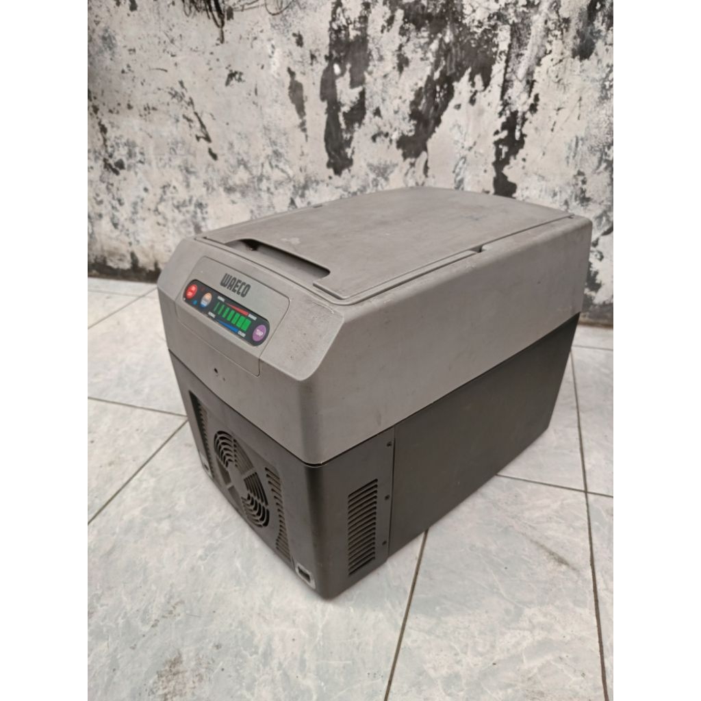 kulkas mini portable panas/dingin merk waeco 14 liter
