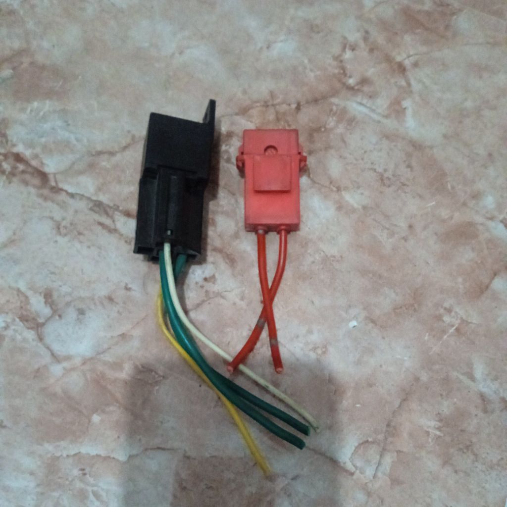 Relay 30A 12 V DC soket dan sekring