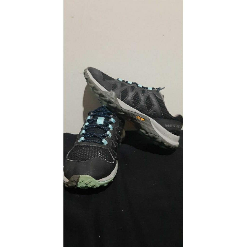 Jual sepatu naik gunung/hikking/sport/olah raga brand Merrel warna hitam sepatu ringan preloved/seke