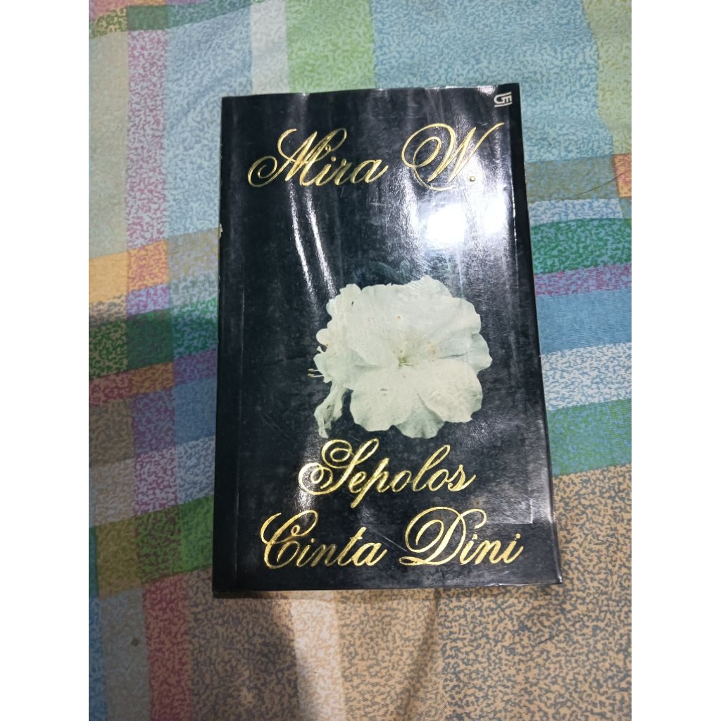 Sepolos Cinta Dini" written by the Indonesian author Mira W.