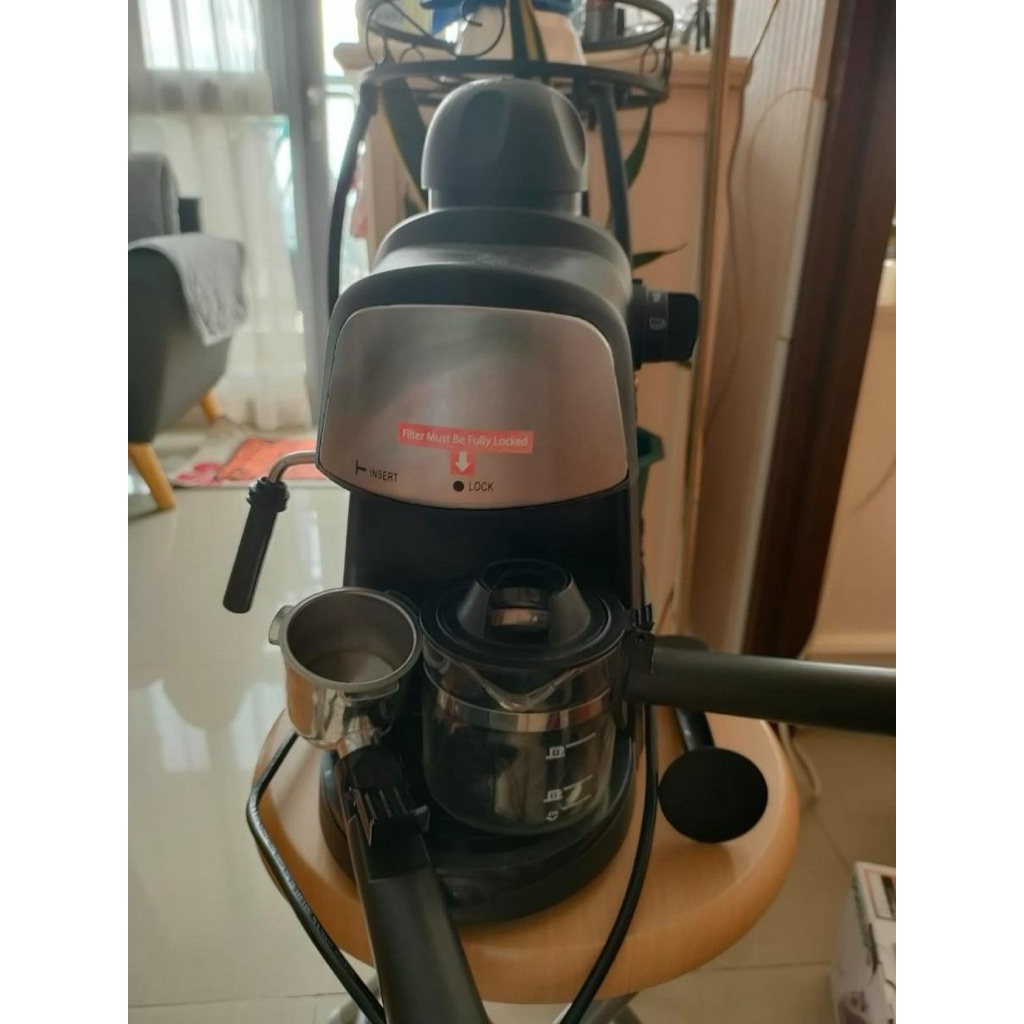 NESPRESSO COFFE MACHINE ( PRELOVED)