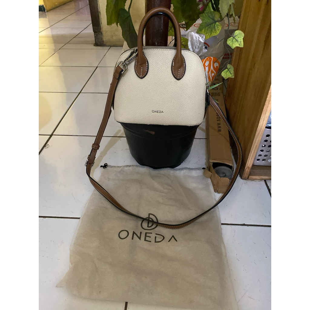 Tas selempang ONEDA ORI minus kelupas bagian bawah