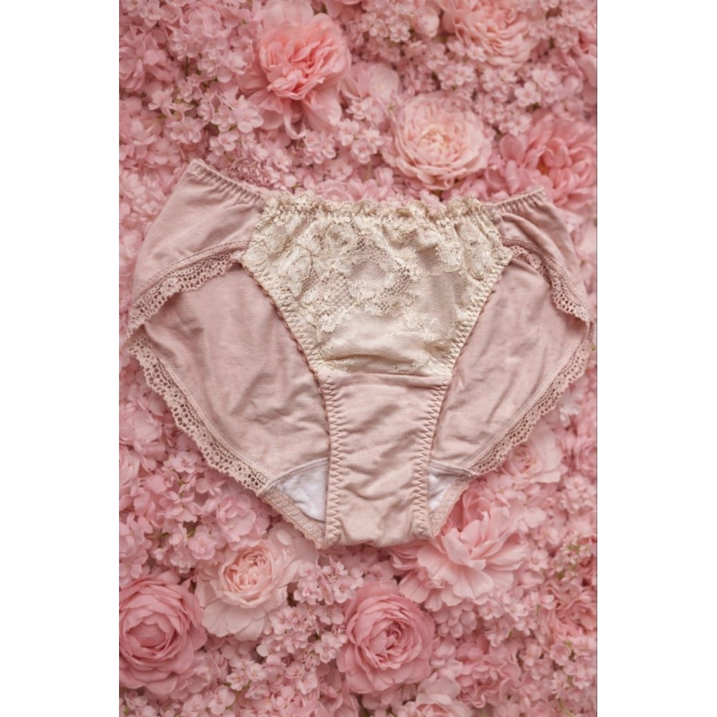 Celana Dalam Wanita dengan Renda Wacoal