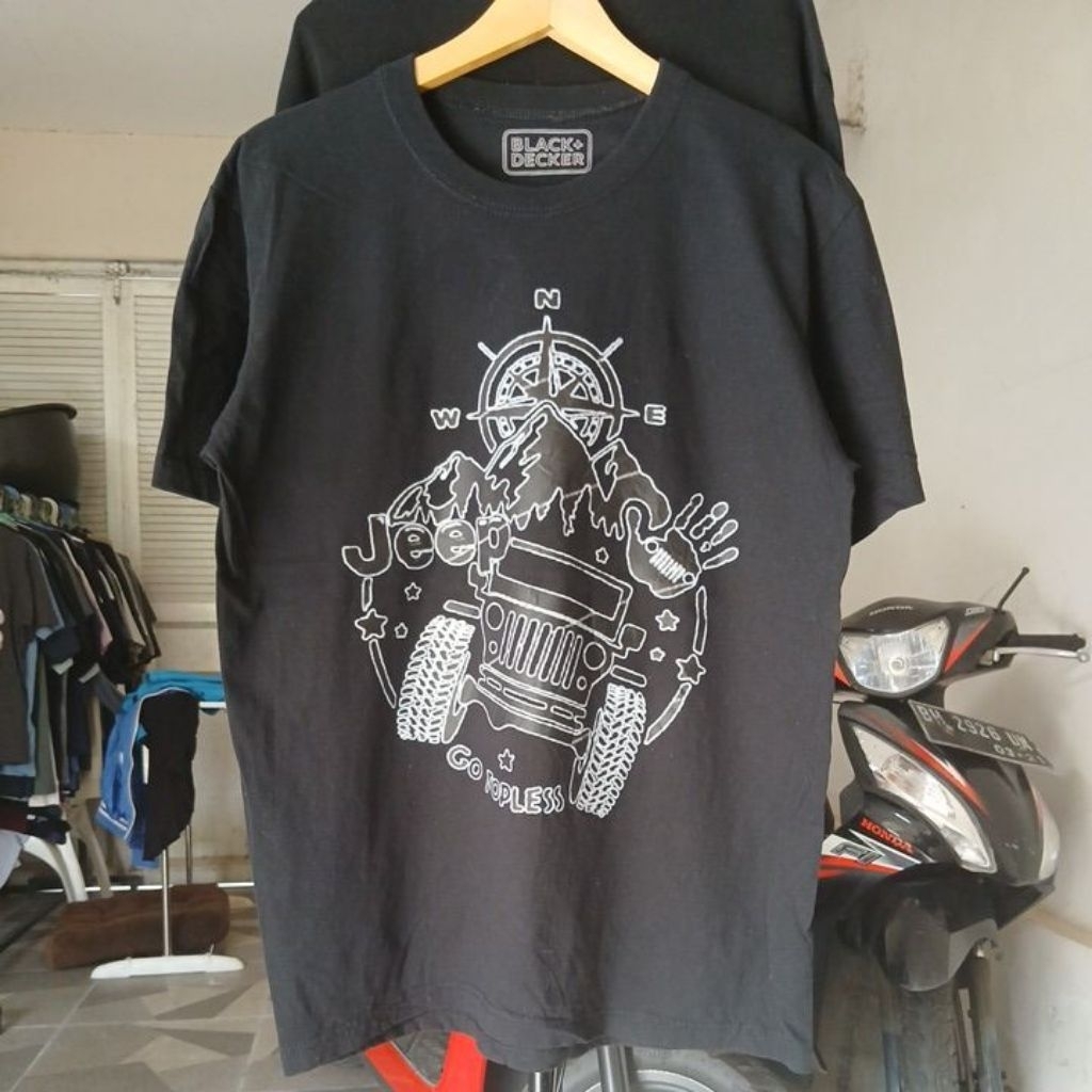 Kaos katun tebal warna hitam pekat kerah kencang built up tanpa jahitan samping  BLACK DECKER second