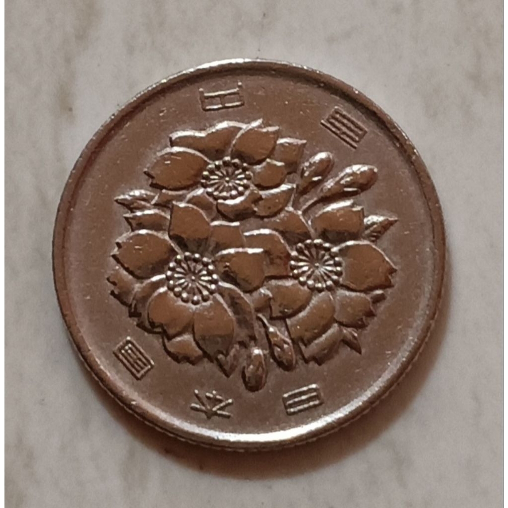 koin Jepang 100 yen tahun 1974..