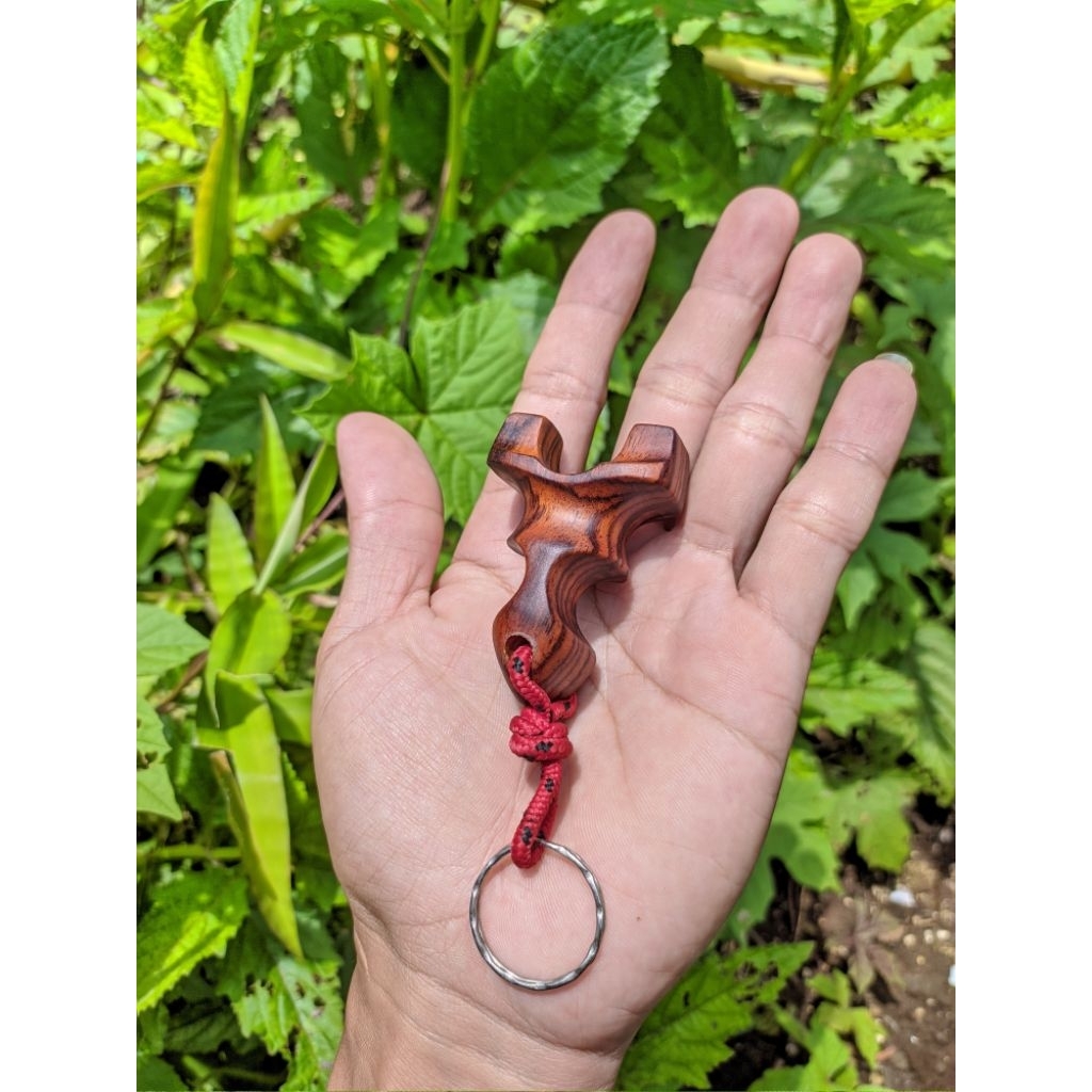 Gantungan kunci ketapel kayu sonokeling