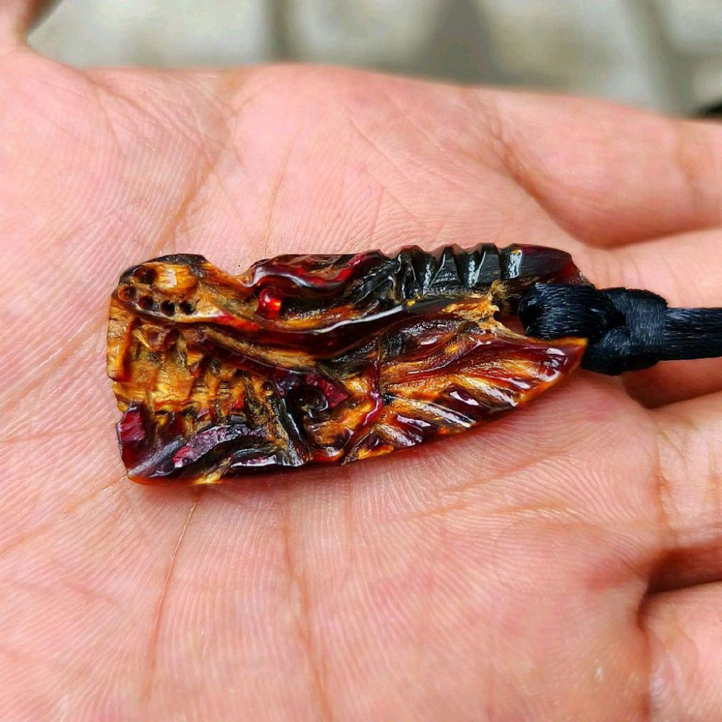 Kalung Akar Bahar Merah Kristal Tembus Cahaya Ukir Naga Benang Hitam Asli Berkualitas / Akar Bahar A
