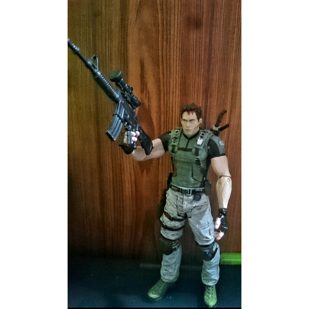 figur resident evil chris redfield original neca custom telapak tangan